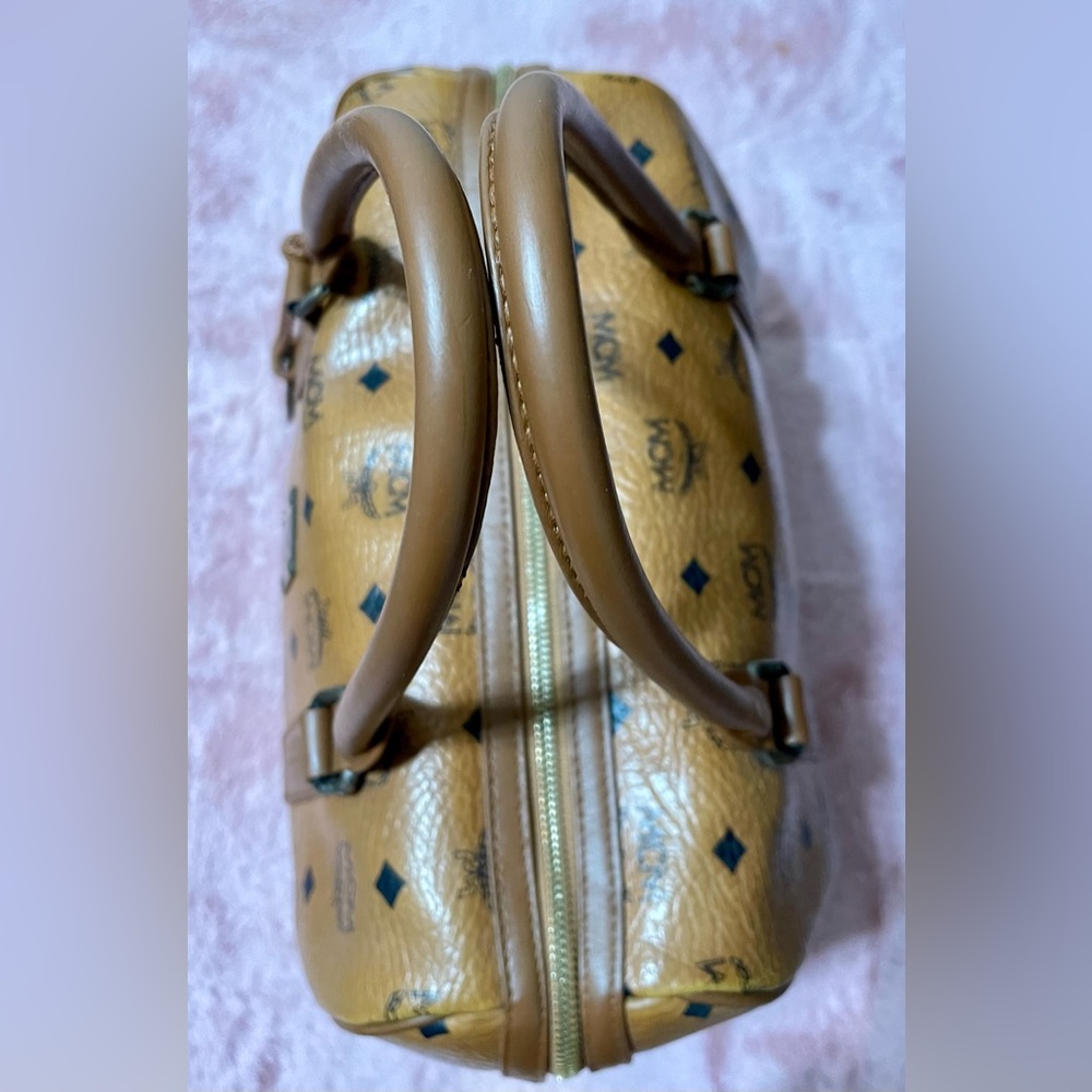 👜 MCM Visetos Cognac  Medium Boston Bag, with Lady Lion - 2-way bag - Picture 15 of 15